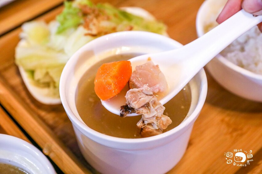 新北市永和區超推這間新北神好吃的入魂脆燒肉，內用套餐白飯、老火湯免費續！香港師傅開的燒臘店