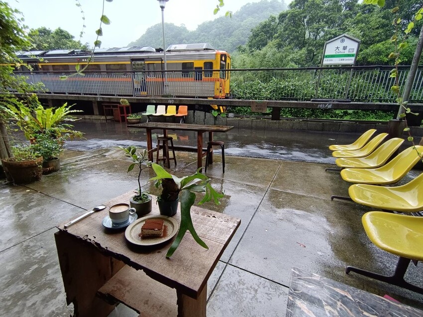 【台北.平溪】大華車站。與路咖啡寵物友善咖啡廳內有店狗。寧靜小鎮風光超悠閒午後時光