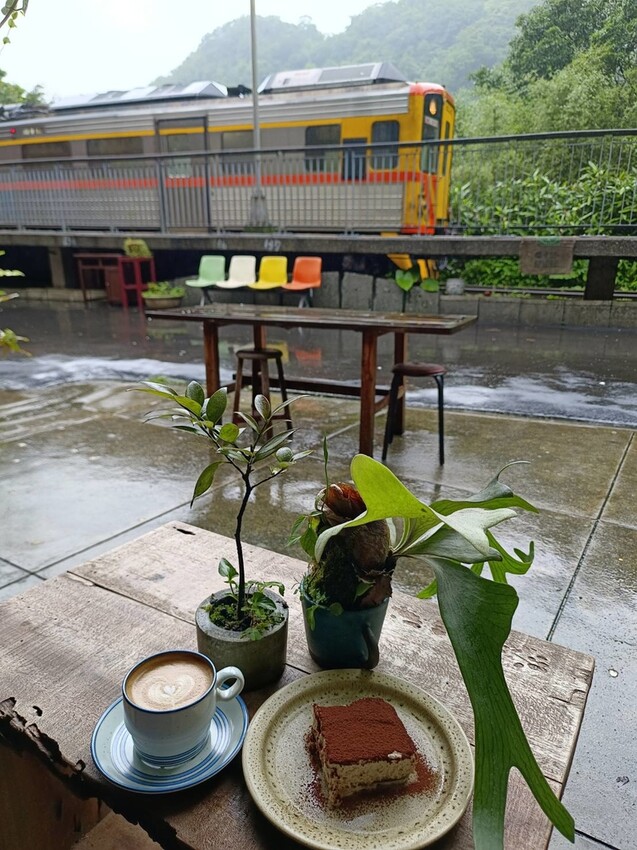 【台北.平溪】大華車站。與路咖啡寵物友善咖啡廳內有店狗。寧靜小鎮風光超悠閒午後時光