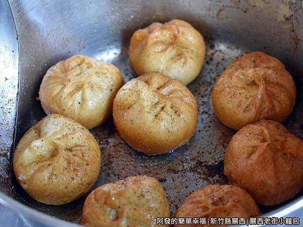 關西老街小籠包08-起鍋撒上特製胡椒鹽.JPG