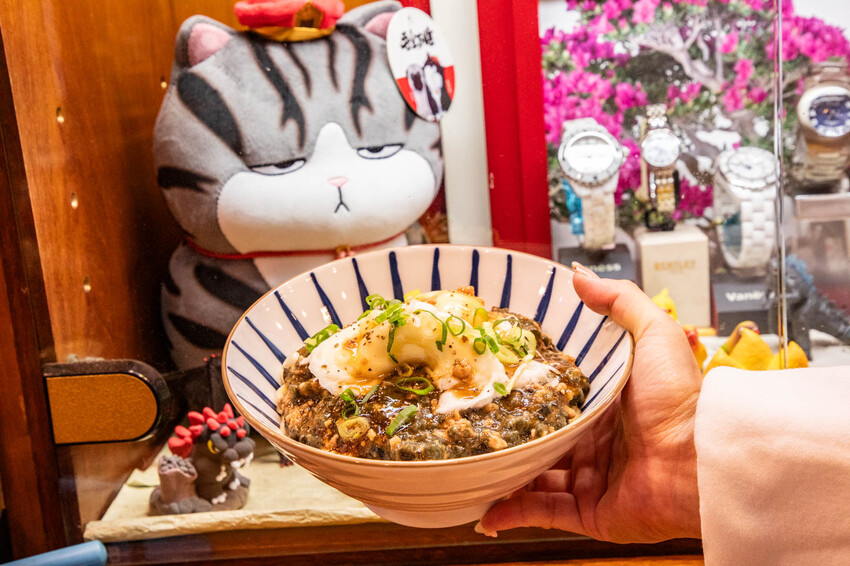 彰化員林人氣美食！姜家麵名錶私房麵 錶店變創意麵館，招牌皮蛋混蛋麵一吃上癮。