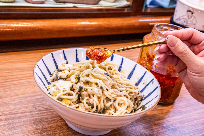 彰化員林人氣美食！姜家麵名錶私房麵 錶店變創意麵館，招牌皮蛋混蛋麵一吃上癮。