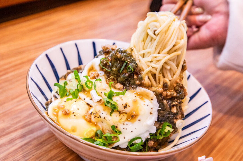 彰化員林人氣美食！姜家麵名錶私房麵 錶店變創意麵館，招牌皮蛋混蛋麵一吃上癮。