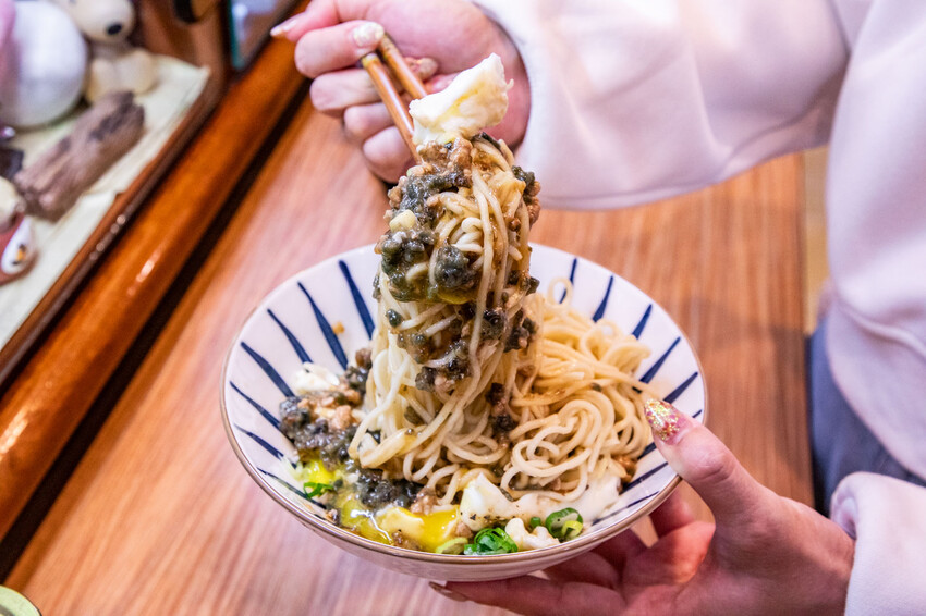 彰化員林人氣美食！姜家麵名錶私房麵 錶店變創意麵館，招牌皮蛋混蛋麵一吃上癮。