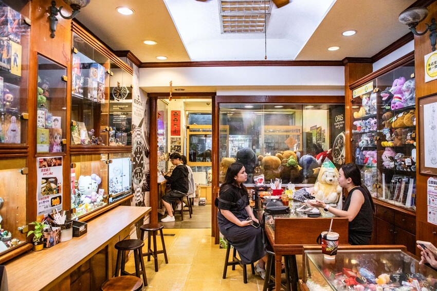 彰化員林人氣美食！姜家麵名錶私房麵 錶店變創意麵館，招牌皮蛋混蛋麵一吃上癮。