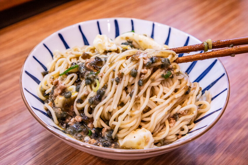 彰化員林人氣美食！姜家麵名錶私房麵 錶店變創意麵館，招牌皮蛋混蛋麵一吃上癮。