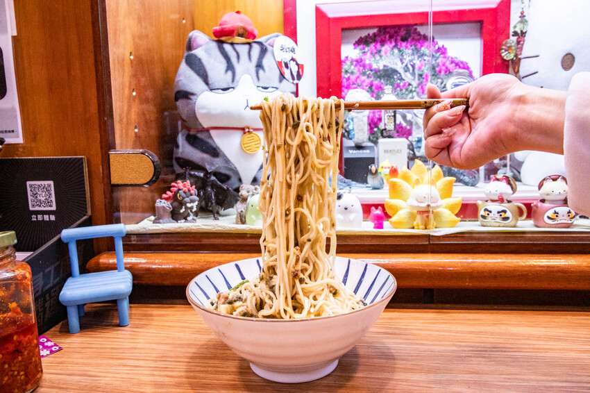 彰化員林人氣美食！姜家麵名錶私房麵 錶店變創意麵館，招牌皮蛋混蛋麵一吃上癮。