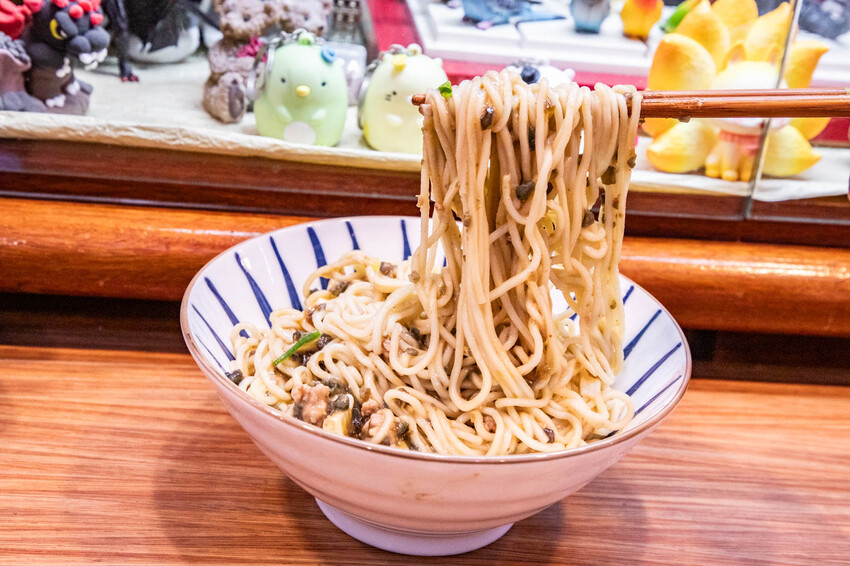 彰化員林人氣美食！姜家麵名錶私房麵 錶店變創意麵館，招牌皮蛋混蛋麵一吃上癮。