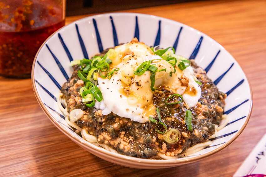 彰化員林人氣美食！姜家麵名錶私房麵 錶店變創意麵館，招牌皮蛋混蛋麵一吃上癮。