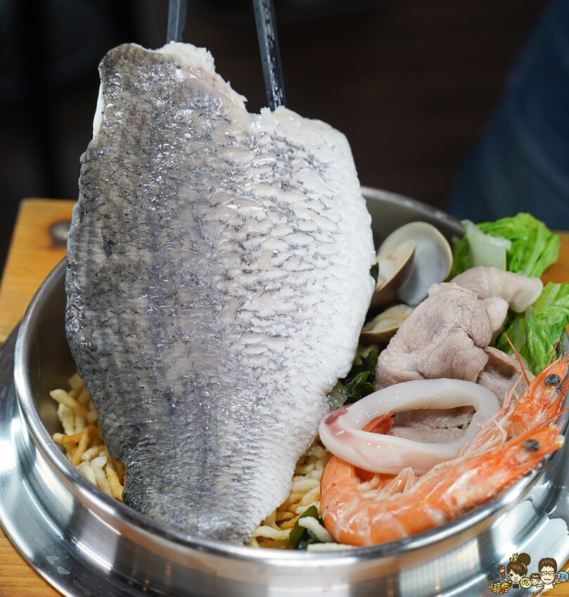 學生激推爆鮮 家遇鮮海鮮鍋燒，新推出多款湯底、整碗大船入場海洋鮮味 x 高雄必追鍋燒.海鮮飯湯 - 跟著尼力吃喝玩樂＆親子生活
