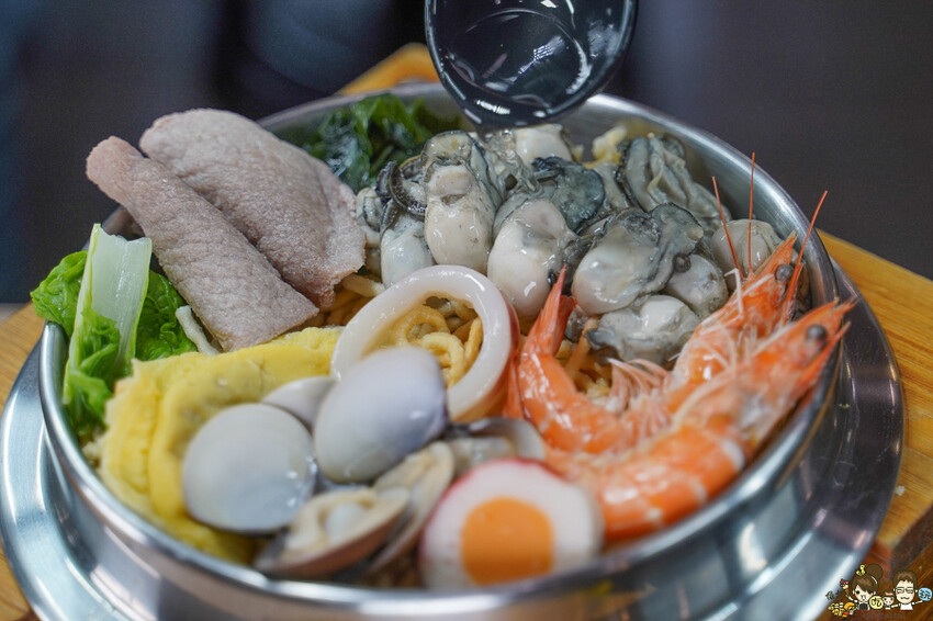 學生激推爆鮮 家遇鮮海鮮鍋燒，新推出多款湯底、整碗大船入場海洋鮮味 x 高雄必追鍋燒.海鮮飯湯 - 跟著尼力吃喝玩樂＆親子生活