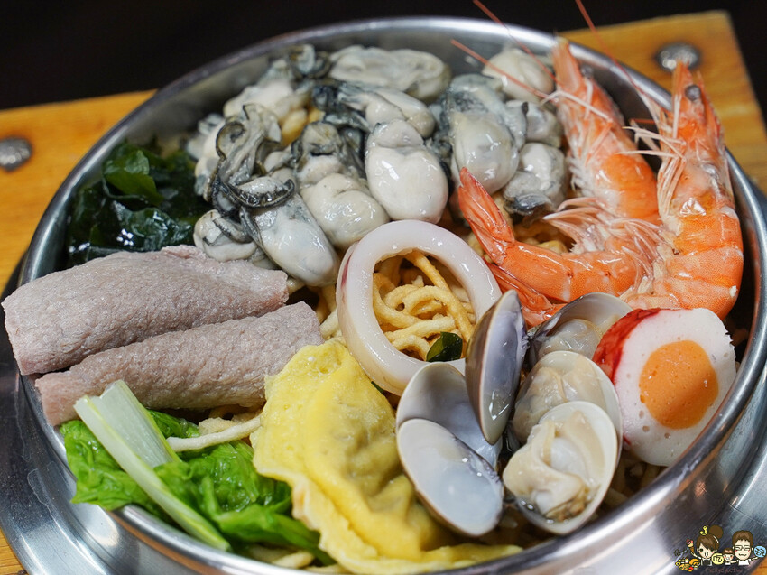 學生激推爆鮮 家遇鮮海鮮鍋燒，新推出多款湯底、整碗大船入場海洋鮮味 x 高雄必追鍋燒.海鮮飯湯 - 跟著尼力吃喝玩樂＆親子生活