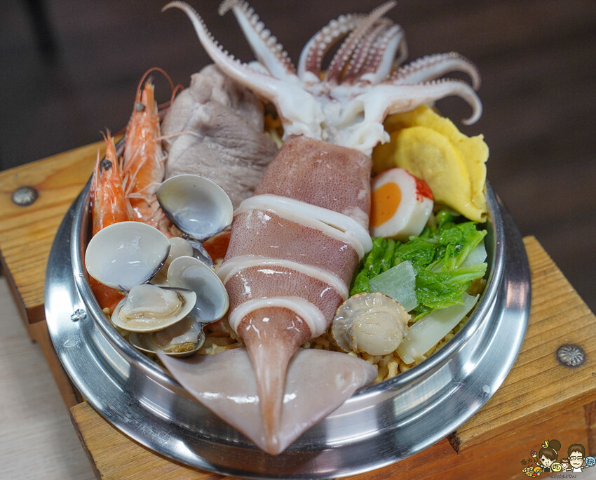 學生激推爆鮮 家遇鮮海鮮鍋燒，新推出多款湯底、整碗大船入場海洋鮮味 x 高雄必追鍋燒.海鮮飯湯 - 跟著尼力吃喝玩樂＆親子生活