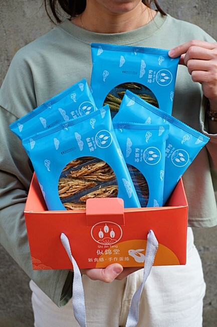 台中不踩雷超強人氣伴手禮!!最狂手作蛋捲再推灑滿青蔥及帕瑪森口味,鹹甜交織沁動酥香滋味,絕對讓你唇齒留香!!!