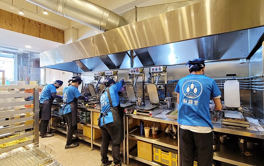 台中不踩雷超強人氣伴手禮!!最狂手作蛋捲再推灑滿青蔥及帕瑪森口味,鹹甜交織沁動酥香滋味,絕對讓你唇齒留香!!!