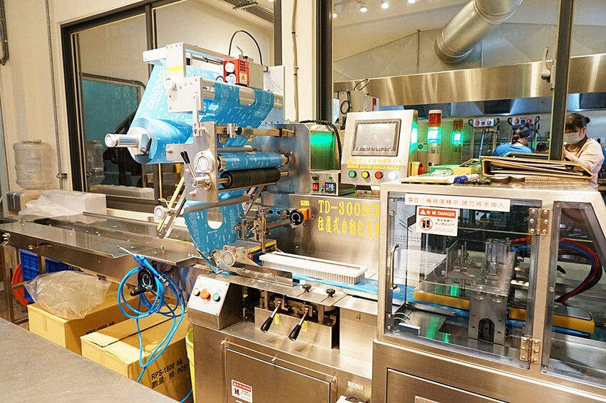 台中不踩雷超強人氣伴手禮!!最狂手作蛋捲再推灑滿青蔥及帕瑪森口味,鹹甜交織沁動酥香滋味,絕對讓你唇齒留香!!!