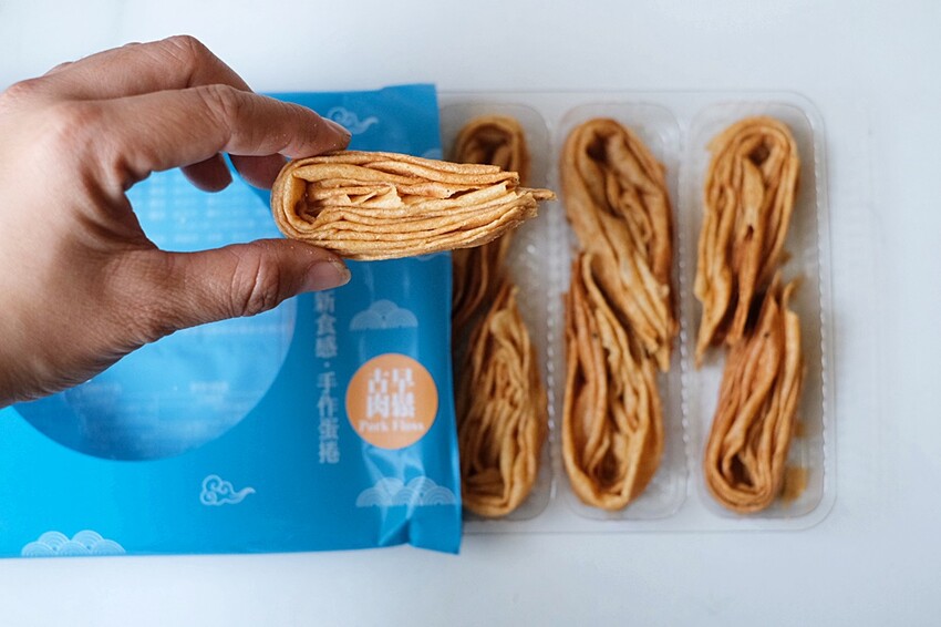 台中不踩雷超強人氣伴手禮!!最狂手作蛋捲再推灑滿青蔥及帕瑪森口味,鹹甜交織沁動酥香滋味,絕對讓你唇齒留香!!!