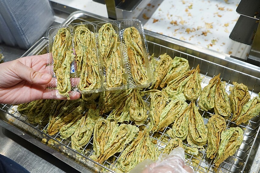 台中不踩雷超強人氣伴手禮!!最狂手作蛋捲再推灑滿青蔥及帕瑪森口味,鹹甜交織沁動酥香滋味,絕對讓你唇齒留香!!!