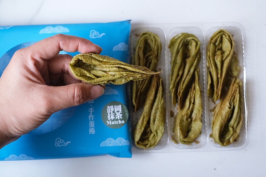 台中不踩雷超強人氣伴手禮!!最狂手作蛋捲再推灑滿青蔥及帕瑪森口味,鹹甜交織沁動酥香滋味,絕對讓你唇齒留香!!!