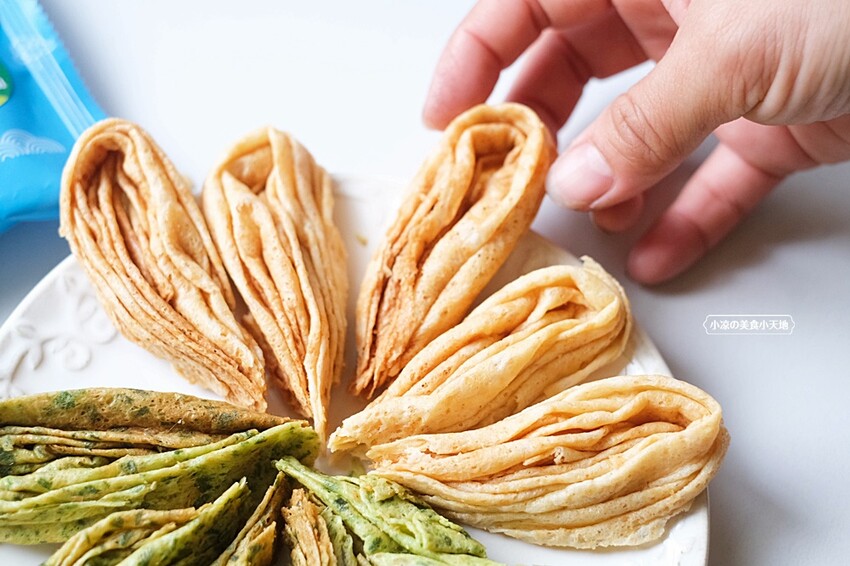 台中不踩雷超強人氣伴手禮!!最狂手作蛋捲再推灑滿青蔥及帕瑪森口味,鹹甜交織沁動酥香滋味,絕對讓你唇齒留香!!!