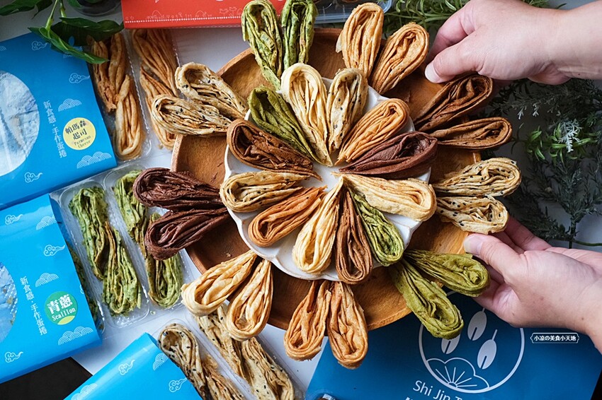 台中不踩雷超強人氣伴手禮!!最狂手作蛋捲再推灑滿青蔥及帕瑪森口味,鹹甜交織沁動酥香滋味,絕對讓你唇齒留香!!!