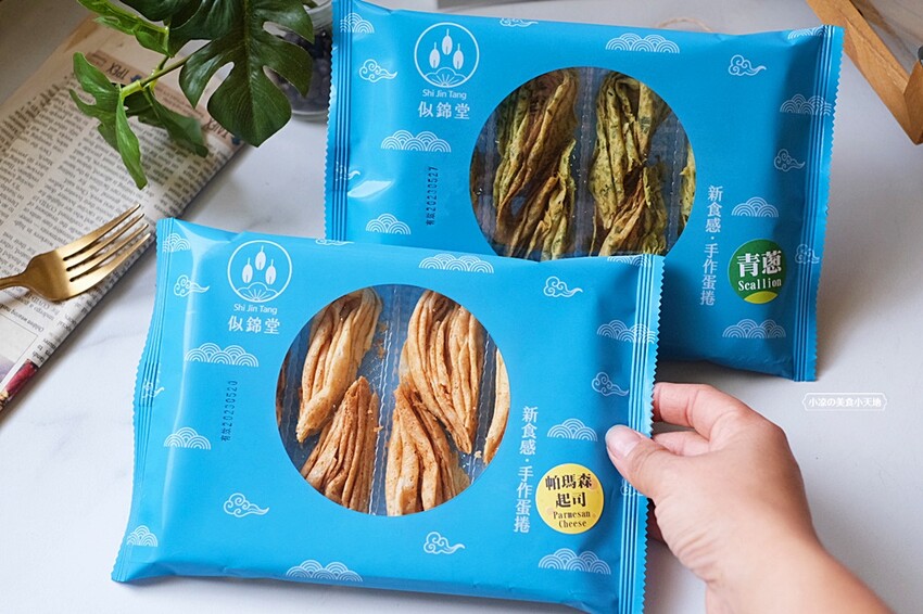 台中不踩雷超強人氣伴手禮!!最狂手作蛋捲再推灑滿青蔥及帕瑪森口味,鹹甜交織沁動酥香滋味,絕對讓你唇齒留香!!!