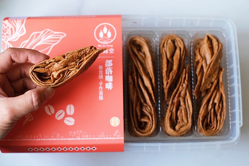 台中不踩雷超強人氣伴手禮!!最狂手作蛋捲再推灑滿青蔥及帕瑪森口味,鹹甜交織沁動酥香滋味,絕對讓你唇齒留香!!!