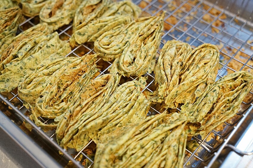 台中不踩雷超強人氣伴手禮!!最狂手作蛋捲再推灑滿青蔥及帕瑪森口味,鹹甜交織沁動酥香滋味,絕對讓你唇齒留香!!!