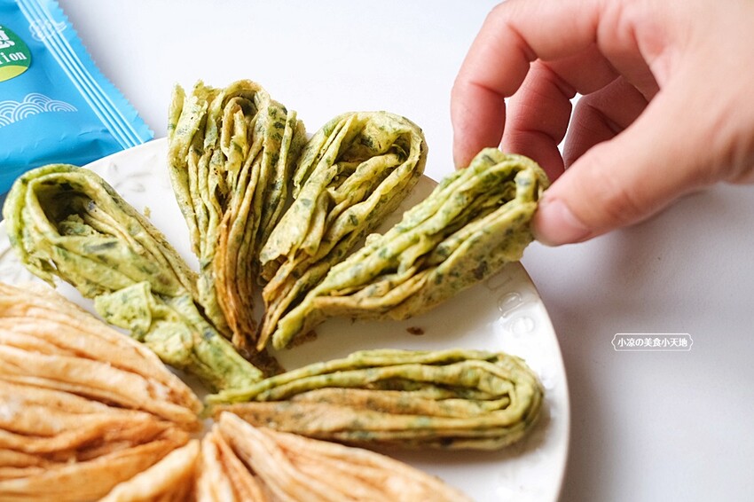 台中不踩雷超強人氣伴手禮!!最狂手作蛋捲再推灑滿青蔥及帕瑪森口味,鹹甜交織沁動酥香滋味,絕對讓你唇齒留香!!!