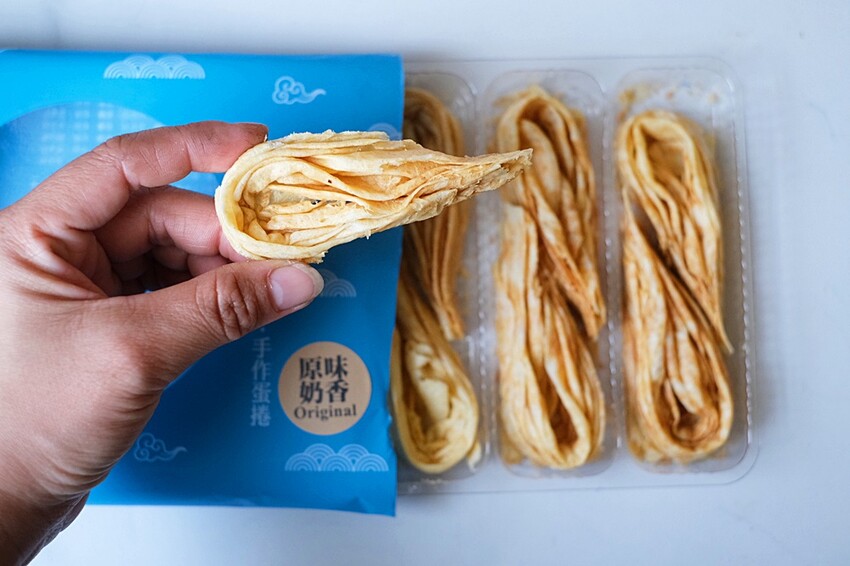 台中不踩雷超強人氣伴手禮!!最狂手作蛋捲再推灑滿青蔥及帕瑪森口味,鹹甜交織沁動酥香滋味,絕對讓你唇齒留香!!!