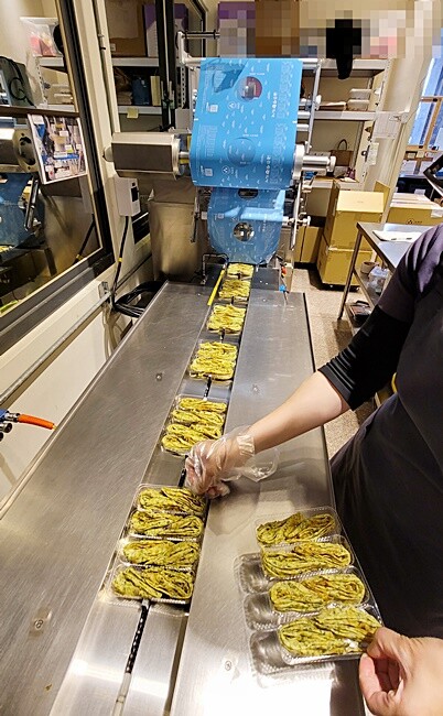 台中不踩雷超強人氣伴手禮!!最狂手作蛋捲再推灑滿青蔥及帕瑪森口味,鹹甜交織沁動酥香滋味,絕對讓你唇齒留香!!!