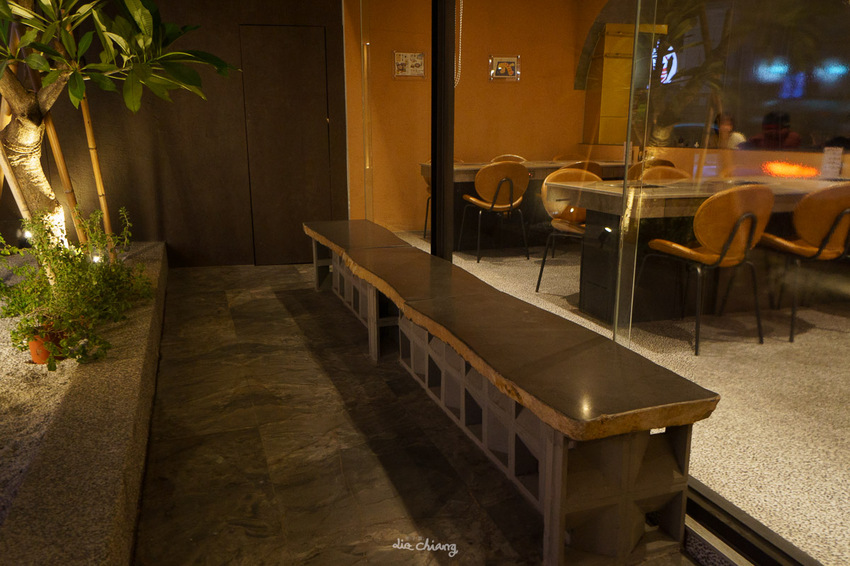 台中西區美食 逸之牛熟成炸牛燒肉,大膽使用『美國進口冷藏牛』,品質把關嚴格,肉品質、口感極佳,精誠商圈高品質炸牛燒肉。