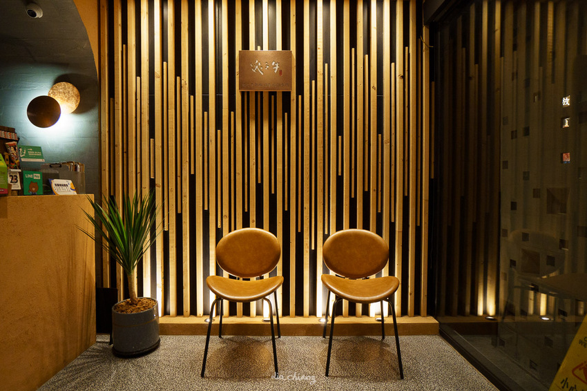 台中西區美食 逸之牛熟成炸牛燒肉,大膽使用『美國進口冷藏牛』,品質把關嚴格,肉品質、口感極佳,精誠商圈高品質炸牛燒肉。