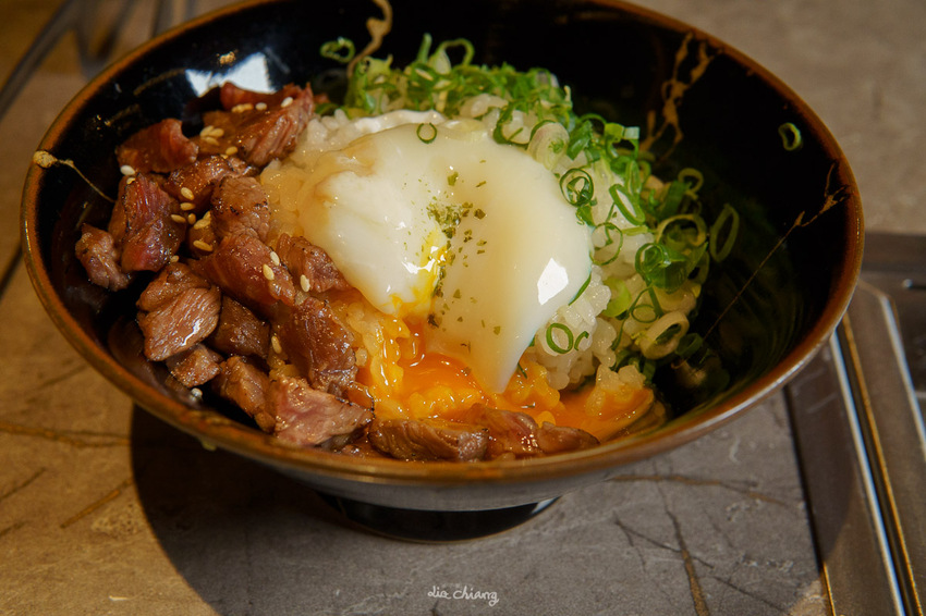 台中西區美食 逸之牛熟成炸牛燒肉,大膽使用『美國進口冷藏牛』,品質把關嚴格,肉品質、口感極佳,精誠商圈高品質炸牛燒肉。