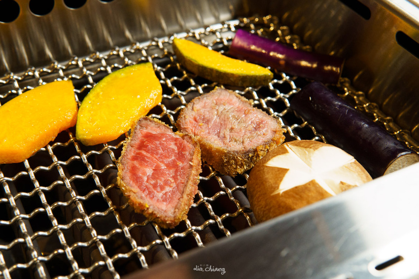 台中西區美食 逸之牛熟成炸牛燒肉,大膽使用『美國進口冷藏牛』,品質把關嚴格,肉品質、口感極佳,精誠商圈高品質炸牛燒肉。