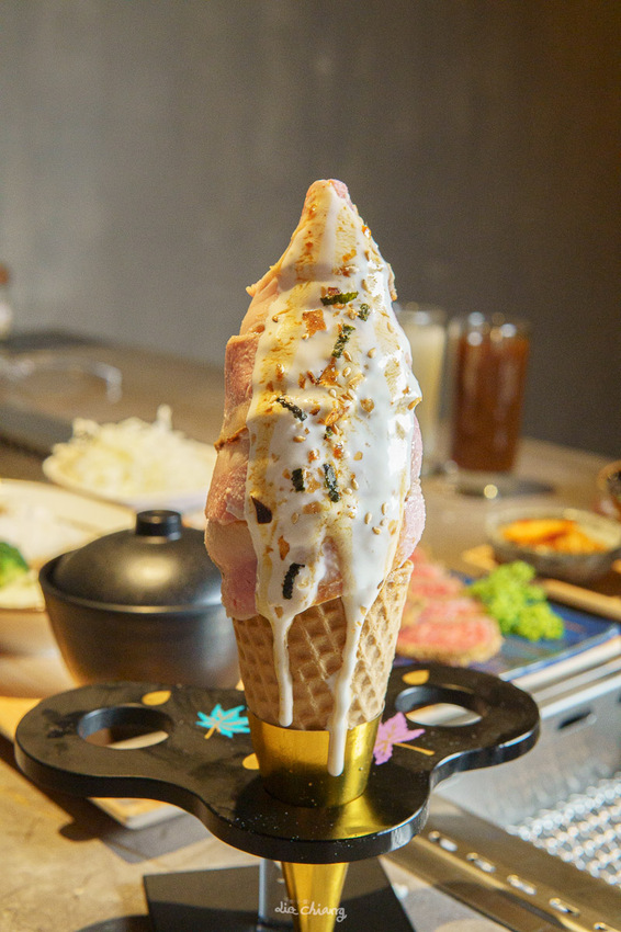 台中西區美食 逸之牛熟成炸牛燒肉,大膽使用『美國進口冷藏牛』,品質把關嚴格,肉品質、口感極佳,精誠商圈高品質炸牛燒肉。