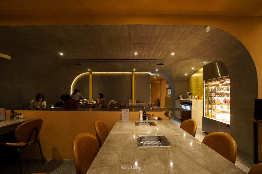 台中西區美食 逸之牛熟成炸牛燒肉,大膽使用『美國進口冷藏牛』,品質把關嚴格,肉品質、口感極佳,精誠商圈高品質炸牛燒肉。