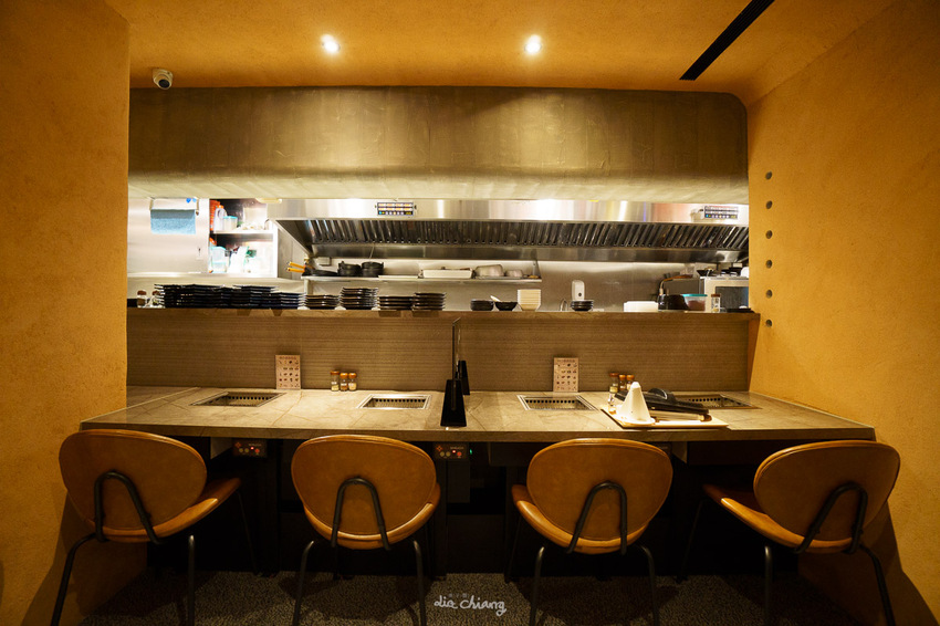 台中西區美食 逸之牛熟成炸牛燒肉,大膽使用『美國進口冷藏牛』,品質把關嚴格,肉品質、口感極佳,精誠商圈高品質炸牛燒肉。