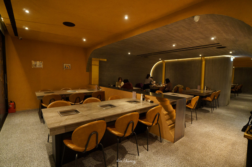 台中西區美食 逸之牛熟成炸牛燒肉,大膽使用『美國進口冷藏牛』,品質把關嚴格,肉品質、口感極佳,精誠商圈高品質炸牛燒肉。