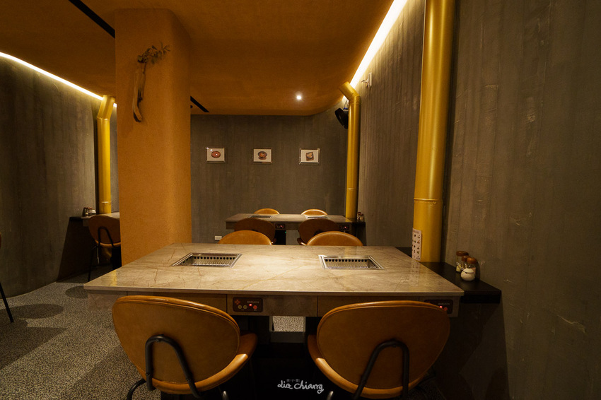 台中西區美食 逸之牛熟成炸牛燒肉,大膽使用『美國進口冷藏牛』,品質把關嚴格,肉品質、口感極佳,精誠商圈高品質炸牛燒肉。