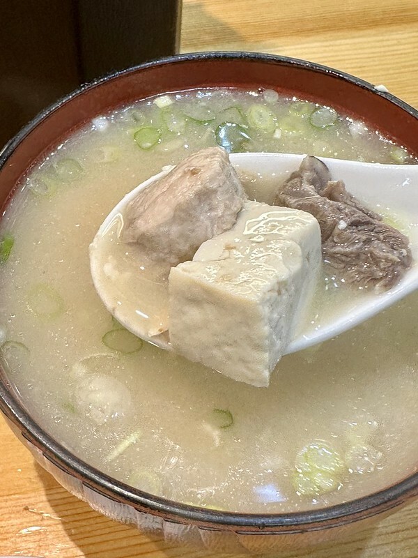 【台灣,基隆市,仁愛區】仁愛市場美食再一家,「漁人手作壽司」的海鮮丼飯新鮮又美味。(基隆美食推薦/基