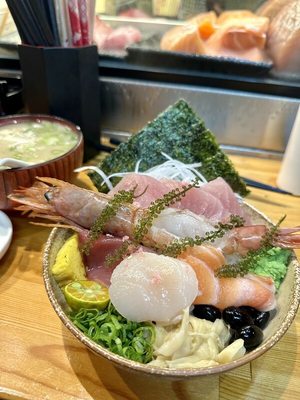 【台灣,基隆市,仁愛區】仁愛市場美食再一家,「漁人手作壽司」的海鮮丼飯新鮮又美味。(基隆美食推薦/基