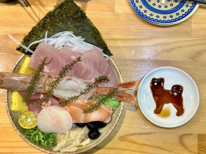 【台灣,基隆市,仁愛區】仁愛市場美食再一家,「漁人手作壽司」的海鮮丼飯新鮮又美味。(基隆美食推薦/基