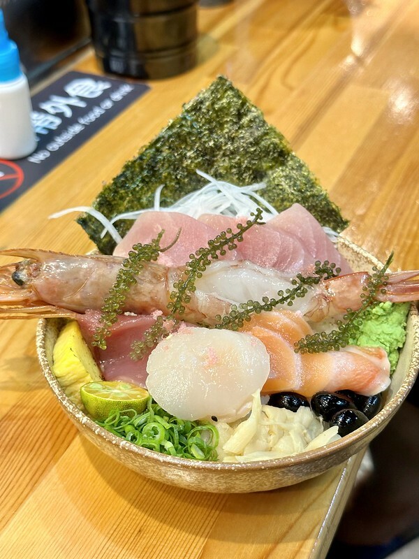 【台灣,基隆市,仁愛區】仁愛市場美食再一家,「漁人手作壽司」的海鮮丼飯新鮮又美味。(基隆美食推薦/基