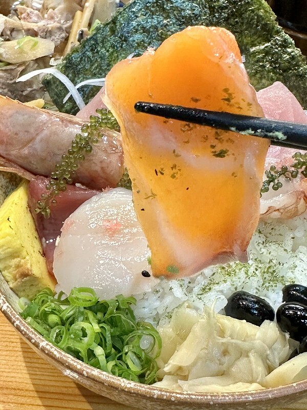 【台灣,基隆市,仁愛區】仁愛市場美食再一家,「漁人手作壽司」的海鮮丼飯新鮮又美味。(基隆美食推薦/基