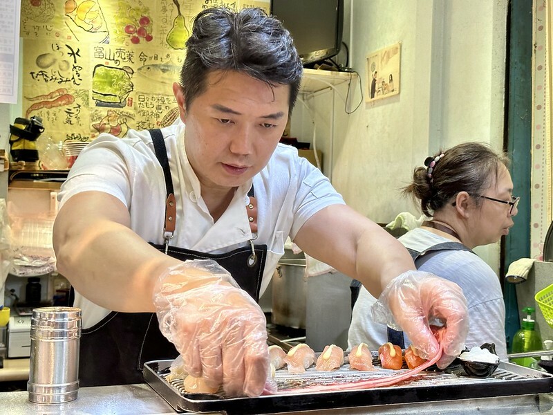 【台灣,基隆市,仁愛區】仁愛市場美食再一家,「漁人手作壽司」的海鮮丼飯新鮮又美味。(基隆美食推薦/基