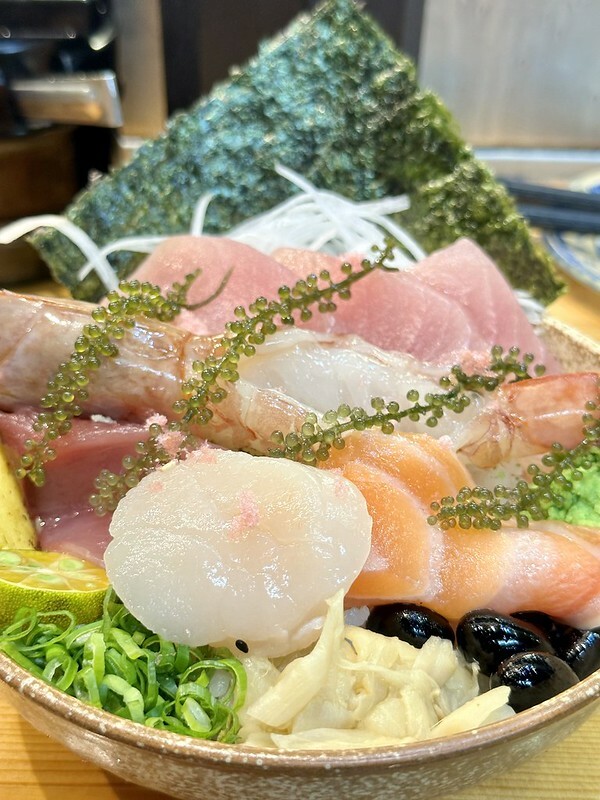 【台灣,基隆市,仁愛區】仁愛市場美食再一家,「漁人手作壽司」的海鮮丼飯新鮮又美味。(基隆美食推薦/基