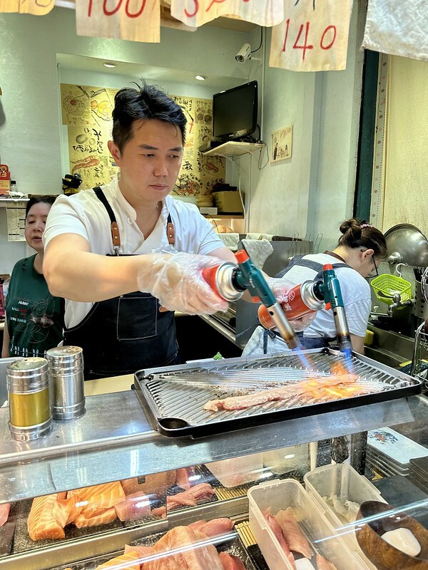 【台灣,基隆市,仁愛區】仁愛市場美食再一家,「漁人手作壽司」的海鮮丼飯新鮮又美味。(基隆美食推薦/基