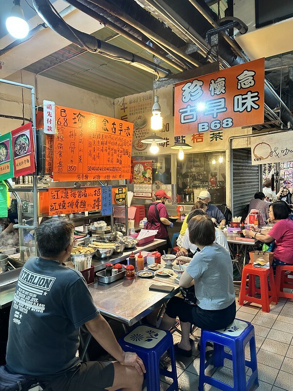 【台灣,基隆市,仁愛區】仁愛市場美食再一家,「漁人手作壽司」的海鮮丼飯新鮮又美味。(基隆美食推薦/基