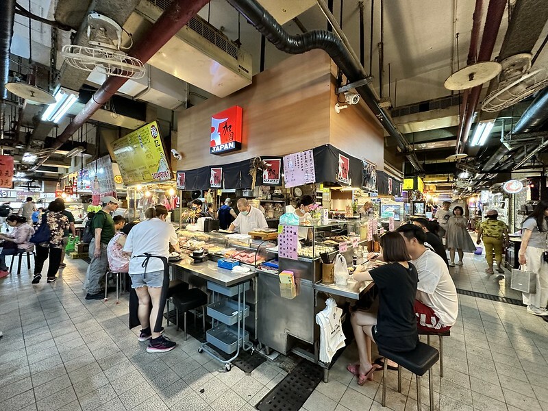 【台灣,基隆市,仁愛區】仁愛市場美食再一家,「漁人手作壽司」的海鮮丼飯新鮮又美味。(基隆美食推薦/基